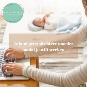 Werkende moeder aan eettafel met laptop, in balans tussen werk en gezin.