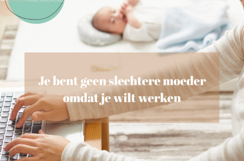 Werkende moeder aan eettafel met laptop, in balans tussen werk en gezin.