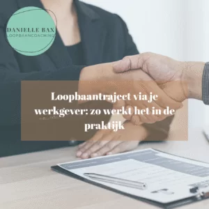 Vrouw voert gesprek met werkgever over loopbaantraject en persoonlijke ontwikkeling