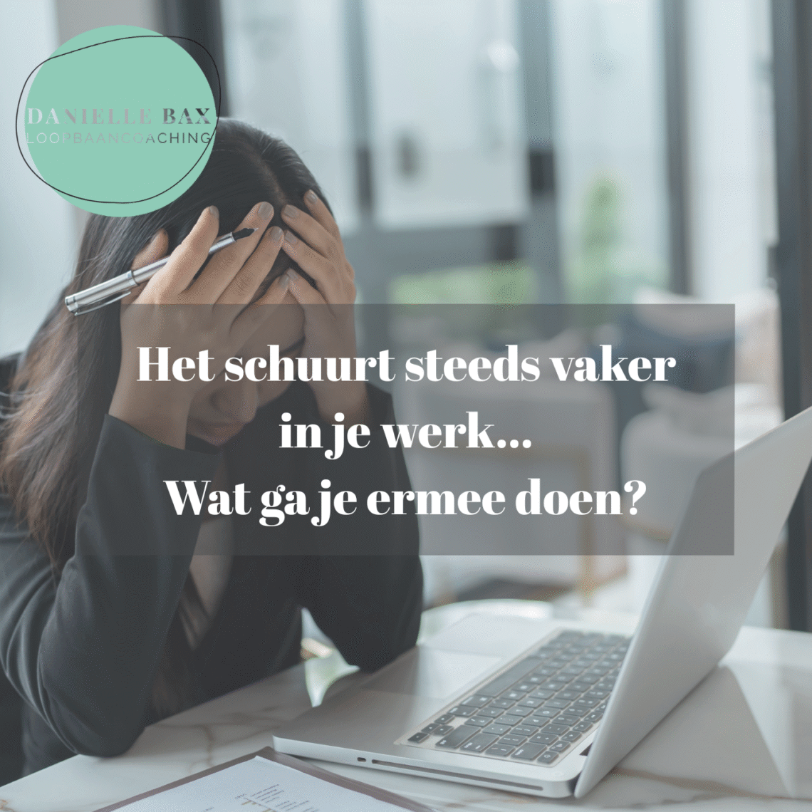vrouw denkt na over werk dat schuurt tijdens de kerstvakantie