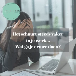 vrouw denkt na over werk dat schuurt tijdens de kerstvakantie