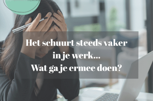 vrouw denkt na over werk dat schuurt tijdens de kerstvakantie