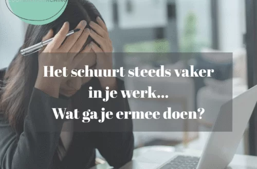vrouw denkt na over werk dat schuurt tijdens de kerstvakantie