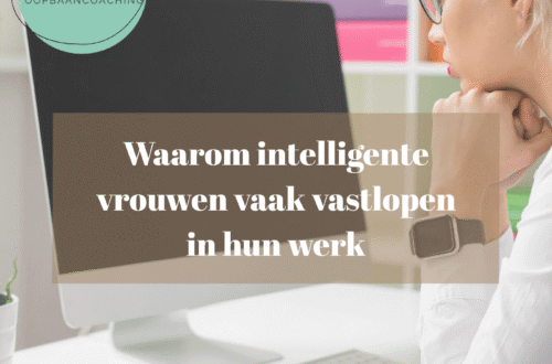 intelligente vrouw werk denkt kritisch na over haar werk en loopbaan