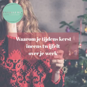 Vrouw zit op tweede kerstdag op de bank met een glas wijn, overpeinzend over haar werk