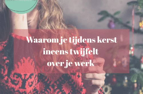 Vrouw zit op tweede kerstdag op de bank met een glas wijn, overpeinzend over haar werk
