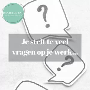 Nieuwsgierige vrouw stelt vragen tijdens werkoverleg