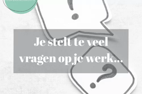 Nieuwsgierige vrouw stelt vragen tijdens werkoverleg