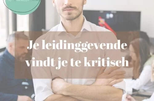 man staat met rug naar team