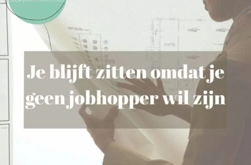 vrouw kijkt naar projecttekening