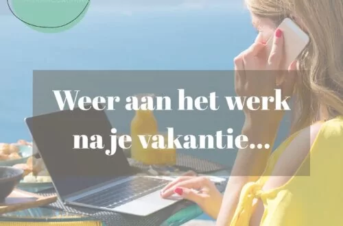 vrouw met laptop aan zee