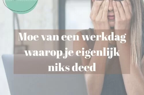 vrouw wrijft in ogen moe